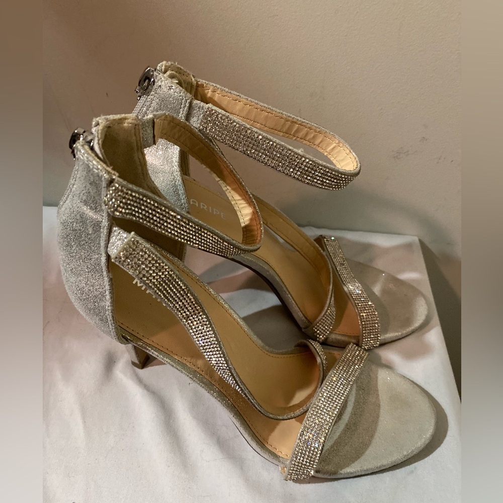 BEAUTIFUL Maripe silver shoes size 10.